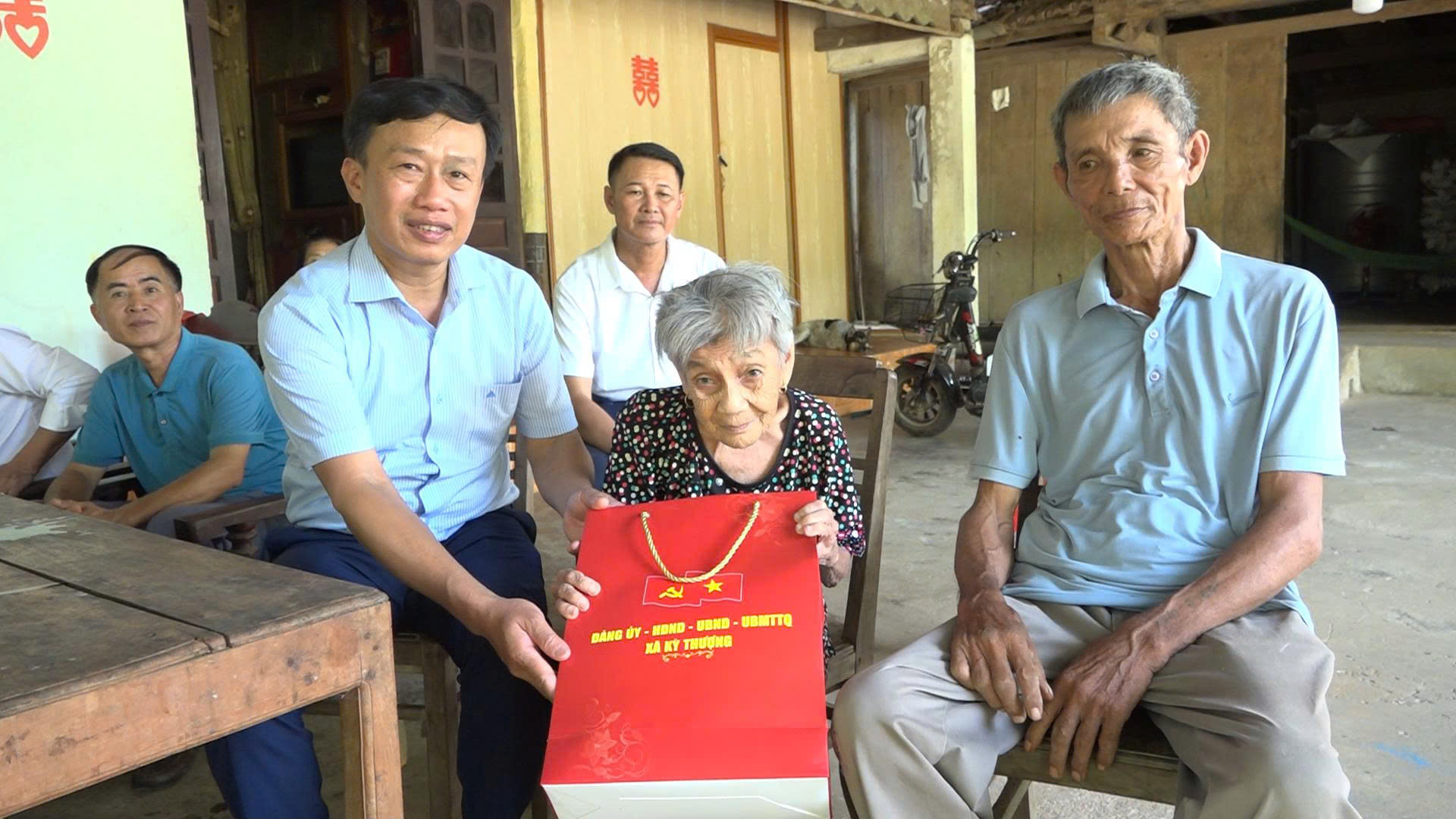 Tin Truyền hình: Thăm, tặng quà cho các gia đình chính sách có hoàn cảnh khó khăn nhân kỷ niệm 79 năm Ngày Thương binh - Liệt sĩ