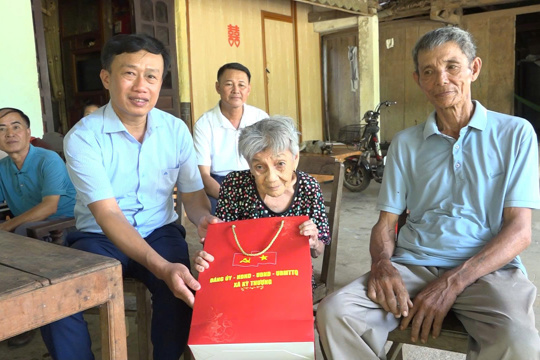 Tin Truyền hình: Thăm, tặng quà cho các gia đình chính sách có hoàn cảnh khó khăn nhân kỷ niệm 79 năm Ngày Thương binh - Liệt sĩ
