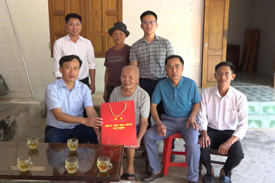 Đồng chí Bí thư Đảng ủy xã thăm, tặng quà các gia đình chính sách có hoàn cảnh khó khăn nhân kỷ niệm 79 năm Ngày Thương binh - Liệt sĩ