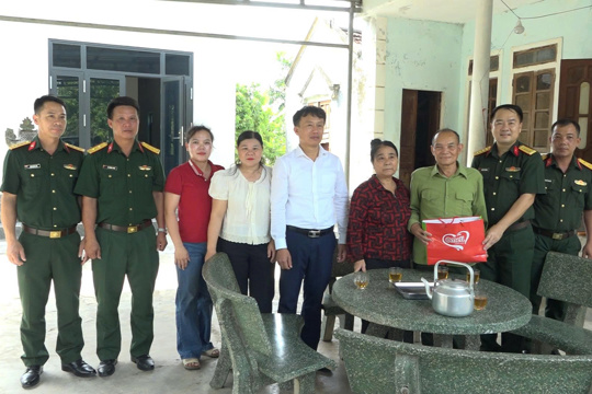 Ban Chỉ huy Phòng thủ Khu vực 3 Kỳ Anh thăm, tặng quà gia đình chính sách tại xã Kỳ Thượng