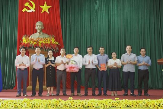 Xã Kỳ Thượng gặp mặt, chúc mừng ngày truyền thống các ngành xây dựng Đảng và ngày Phụ nữ Việt Nam 20/10