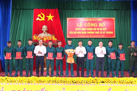 Xã Kỳ Thượng tổ chức Hội nghị công bố Quyết định thành lập Tiểu đội Dân quân thường trực xã 