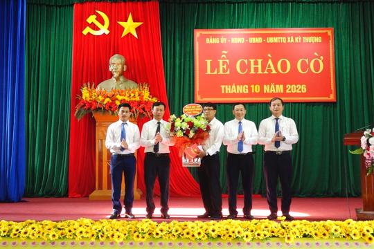 Đảng ủy, HĐND, UBND, Ủy ban MTTQ xã Kỳ Thượng tổ chức chào cờ tháng 10, chúc mừng ngày quốc tế Người cao tuổi 