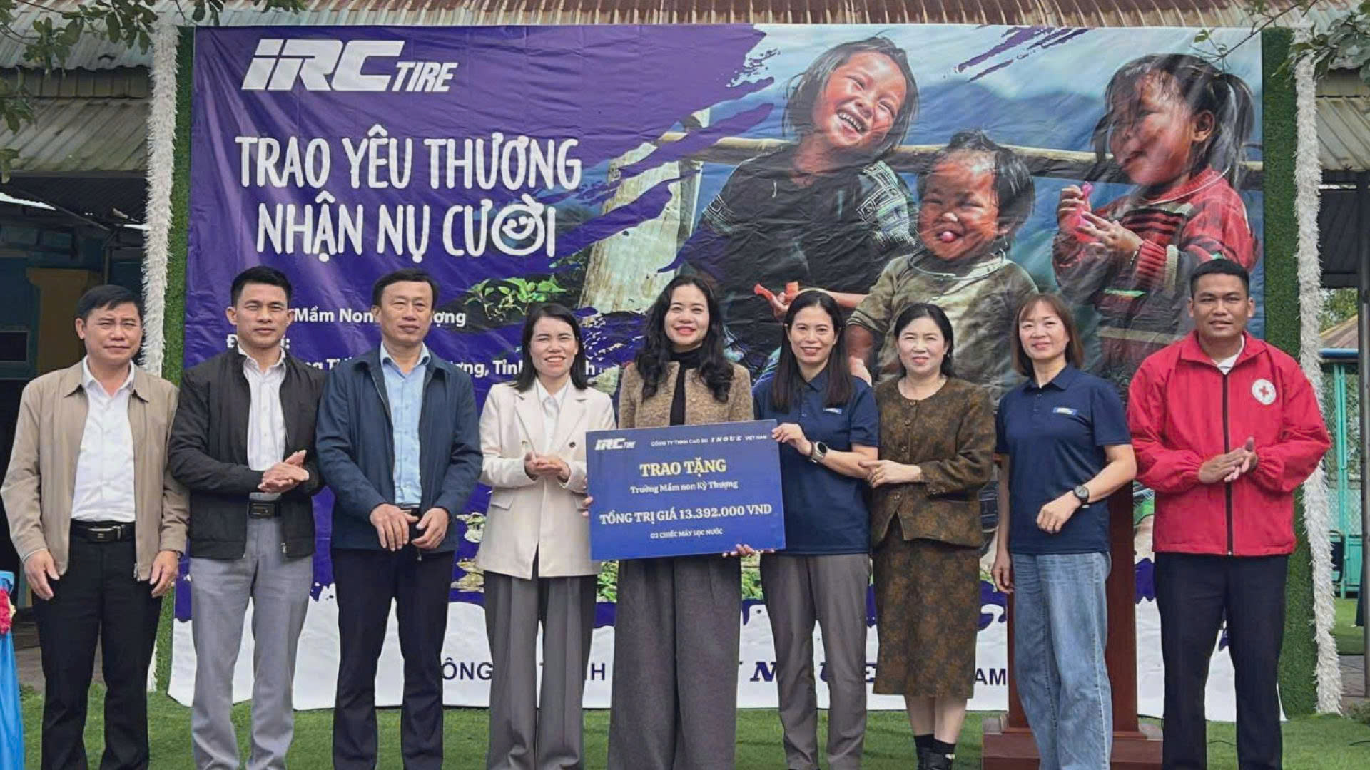 Công ty TNHH Cao su INoue Việt Nam trao quà hỗ trợ tại địa bàn xã Kỳ Thượng