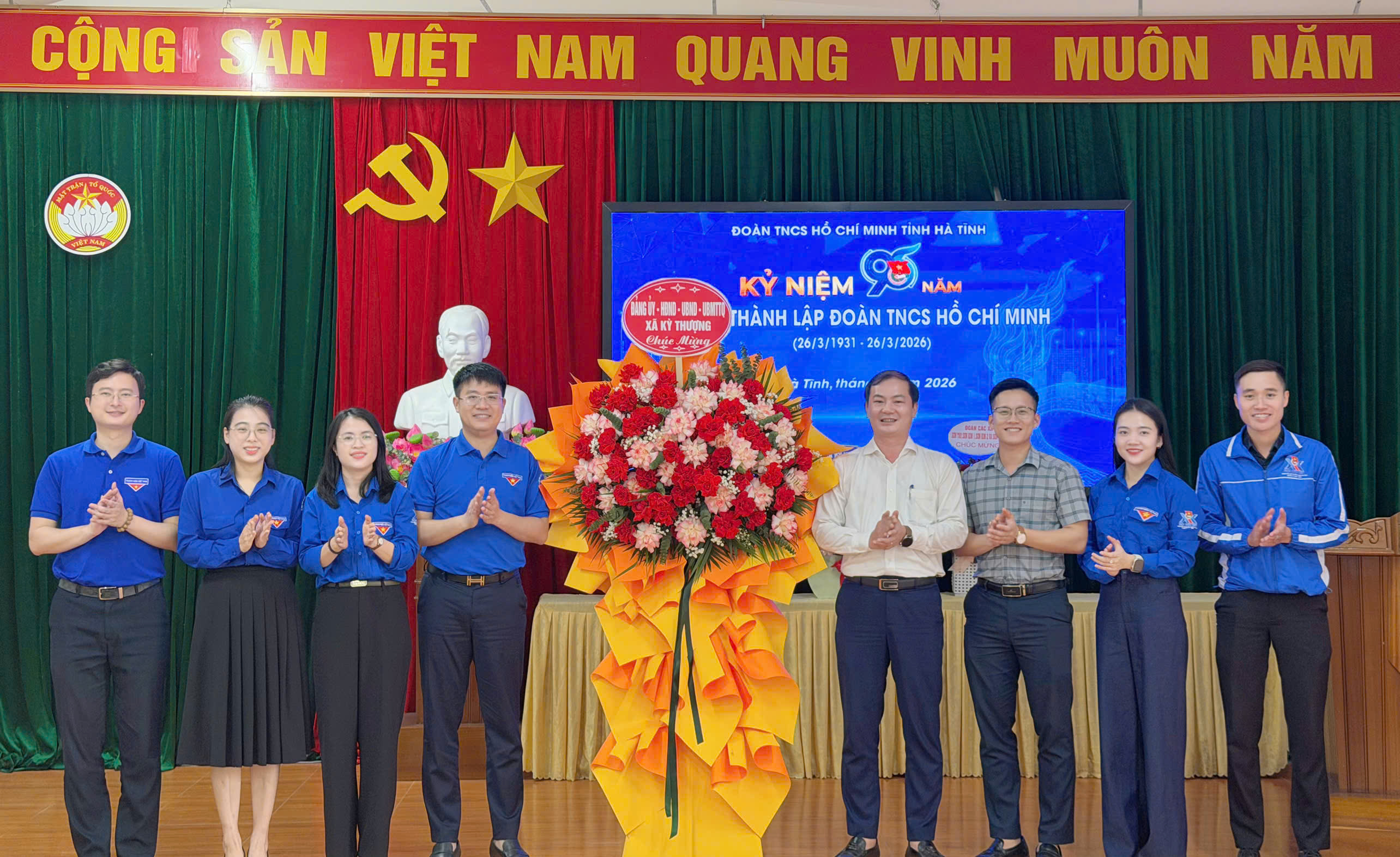 Xã Kỳ Thượng tặng hoa chúc mừng Tỉnh đoàn Hà Tĩnh nhân dịp kỷ niệm 95 năm ngày thành lập Đoàn TNCS Hồ Chí Minh 