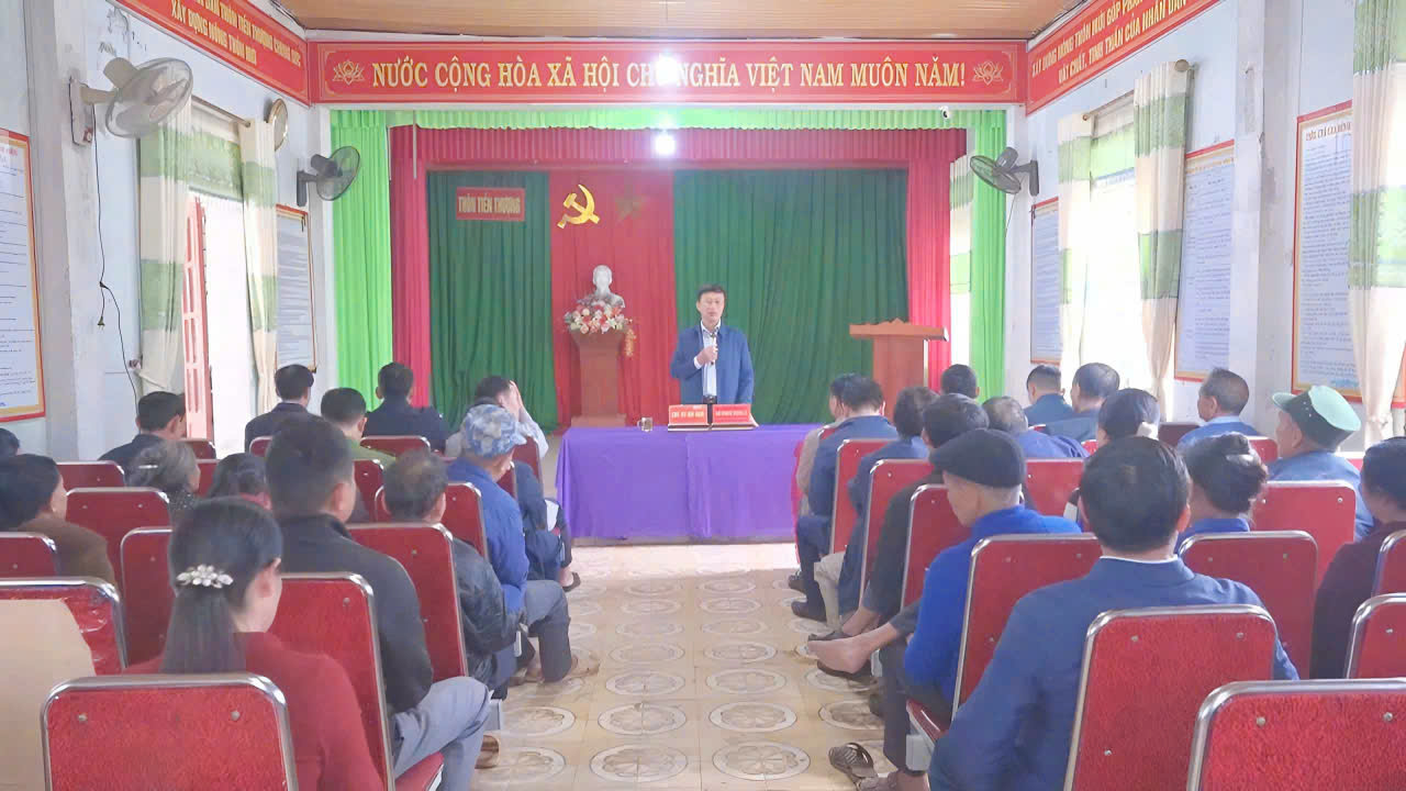 Đồng chí Bí thư Đảng ủy đối thoại trực tiếp với cán bộ, đảng viên và người dân thôn Tiến Thượng
