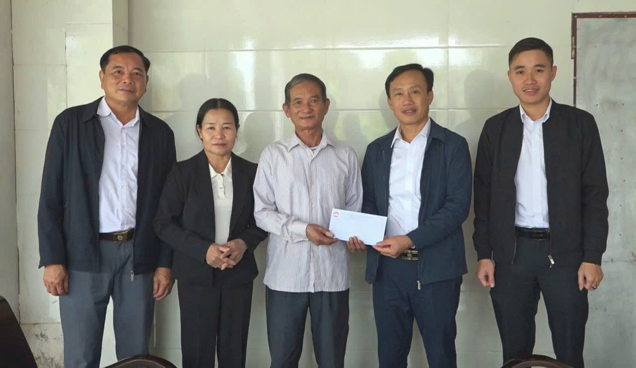 Lãnh đạo xã tặng quà nhân kỷ niệm 81 năm Ngày thành lập Quân đội Nhân dân Việt Nam   