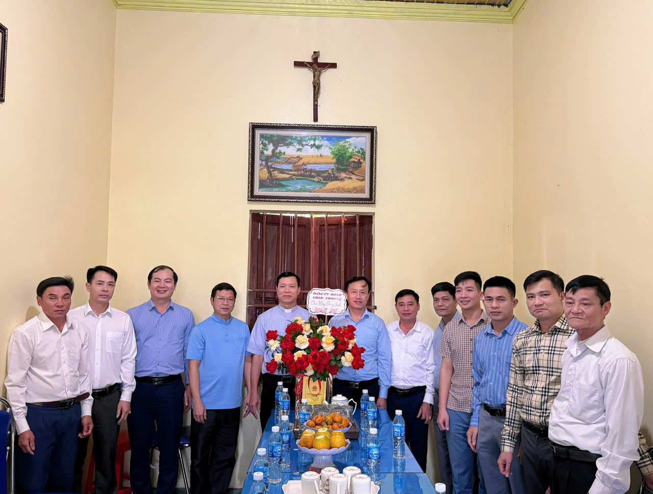 Lãnh đạo xã Kỳ Thượng tặng hoa chúc mừng Giáo họ Mỹ Hoà nhân dịp Lễ Giáng sinh năm 2025